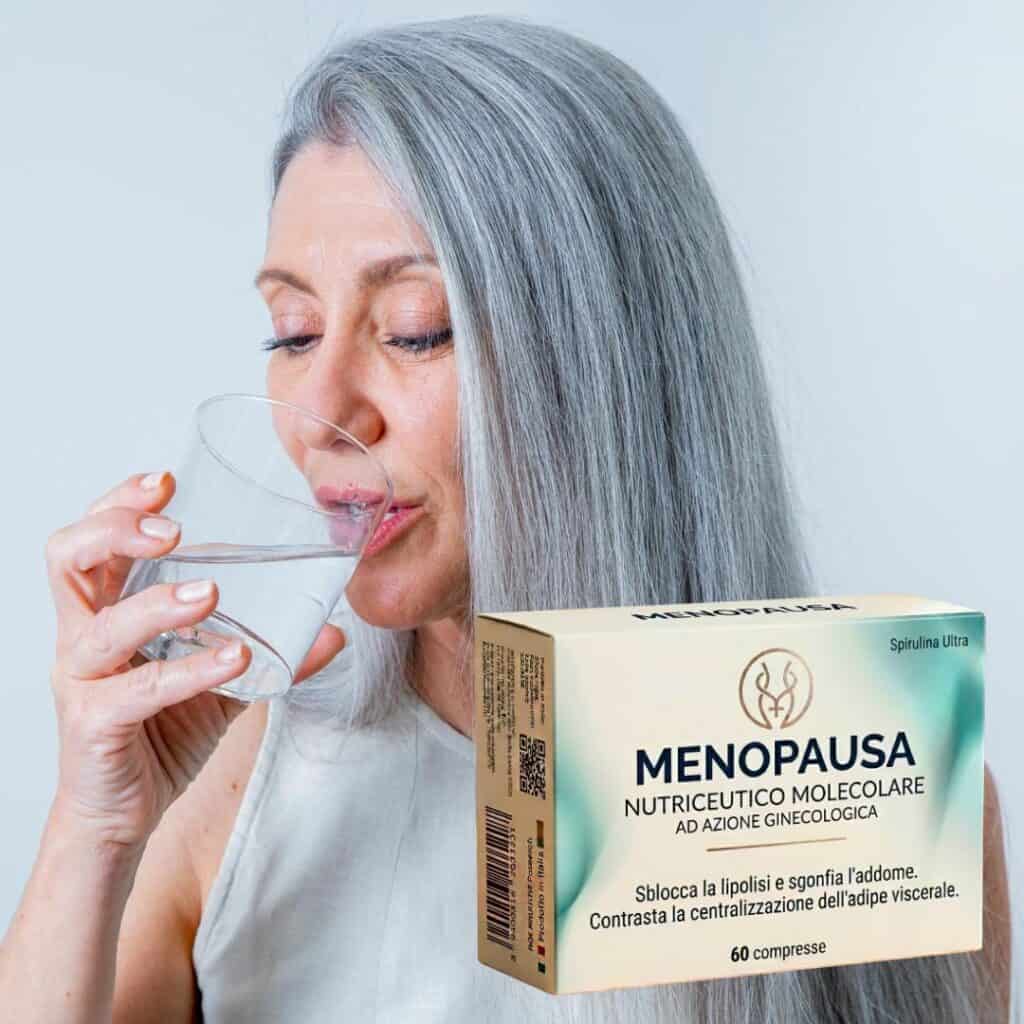 Donna anziana con capelli grigi che beve acqua accanto a MenoPausa integratore.