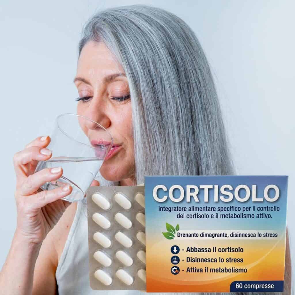 Donna anziana beve acqua con integratore di cortisolo in blister.